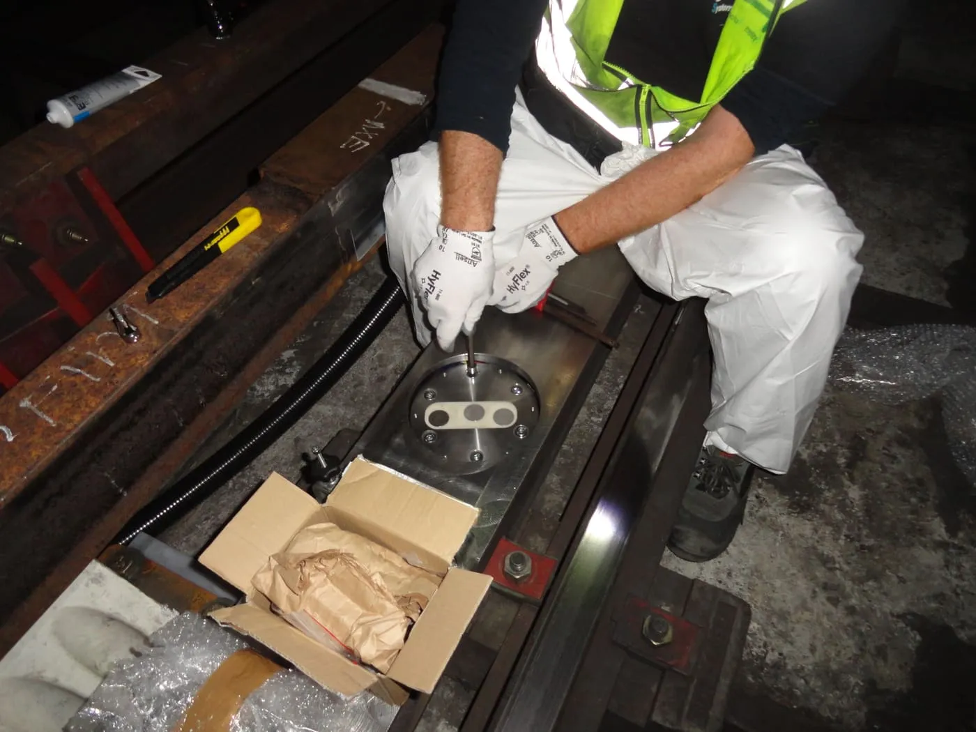 Coupe d'un pneu de métro pour contrôle